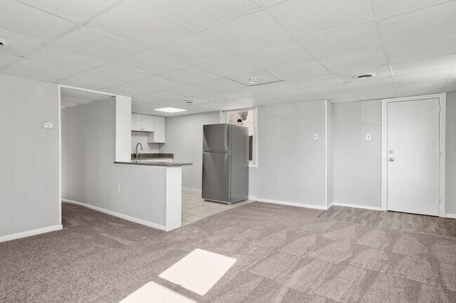 Foto del edificio - *HALF MONTH FREE!* 3rd Flr. Walk-up! Compl...
