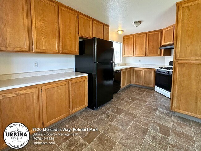 Building Photo - Discover Your Dream Home: Five-Bedroom Gem...
