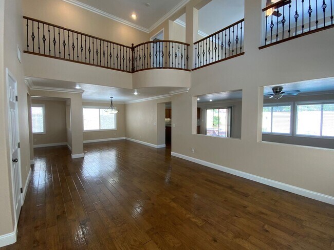 Foto del edificio - SUPER UPGRADED 3BD/2.5BA HOME W/ POOL/SPA!!
