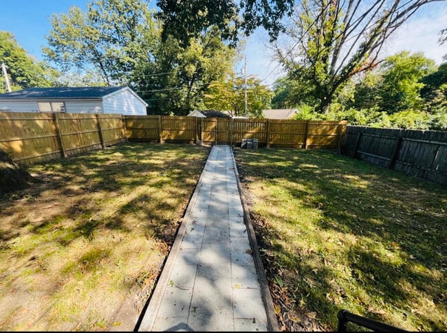 Building Photo - 205 N 28th St