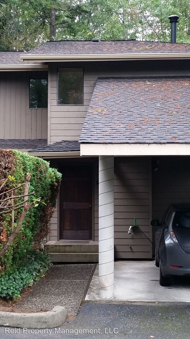 Building Photo - 825 NW Huckle Dr