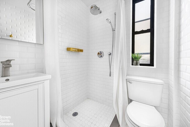 Foto del edificio - 227 W 11th St