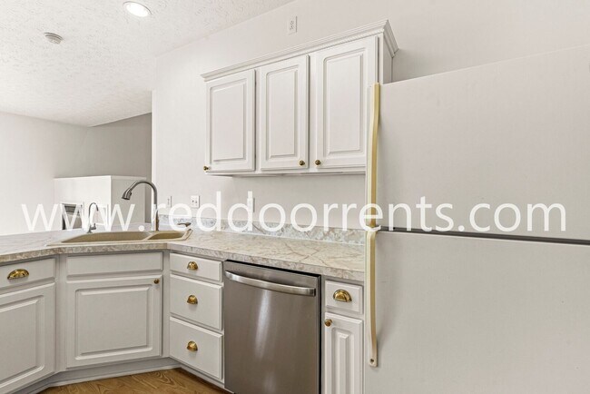 Building Photo - Come and See this Property!!