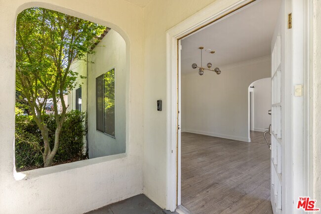 Foto del edificio - 1553 N Stanley Ave