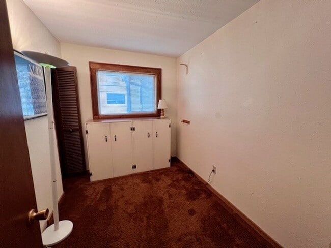Building Photo - Fully Furnished Short Term Rental Right on...