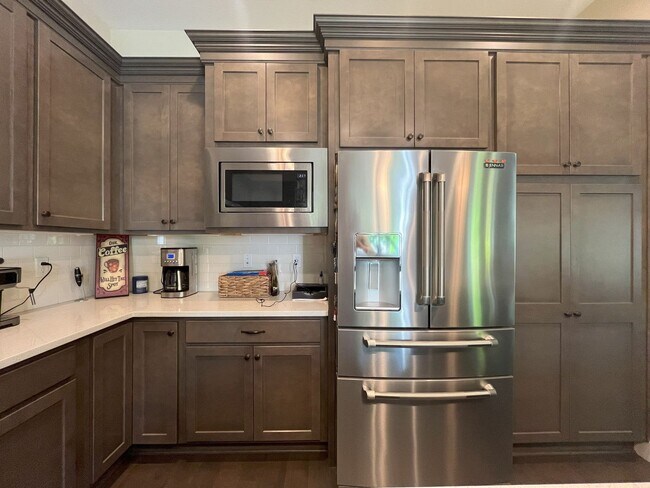 Building Photo - Expansive 4-Bedroom Home with Office, Ente...