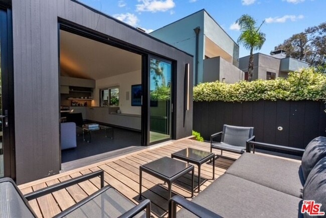 Building Photo - 1527 Cabrillo Ave