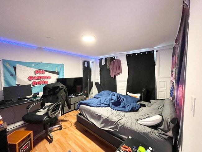 Foto del edificio - WOW!!!  5 BED/2 BATH ON PARKER HILL AVE FOR 9/1