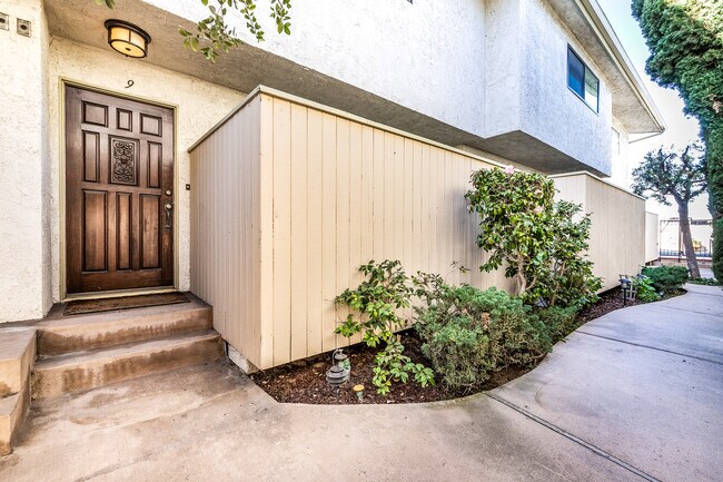 Front entrance - 2615 Ruhland Ave