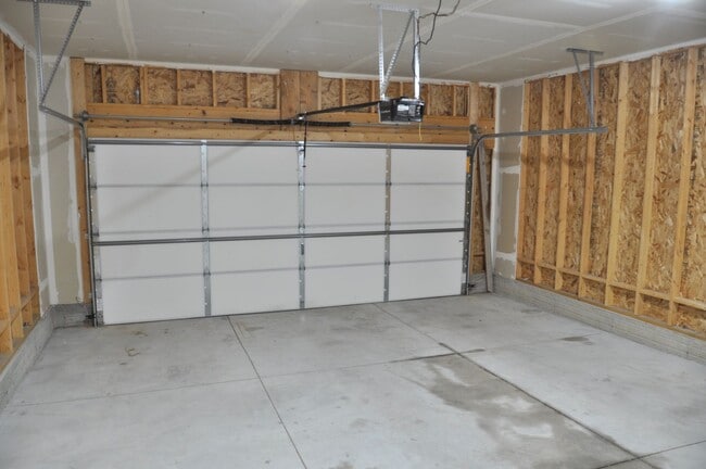 Building Photo - 4BR/4BA Home Minutes From Village Pointe!