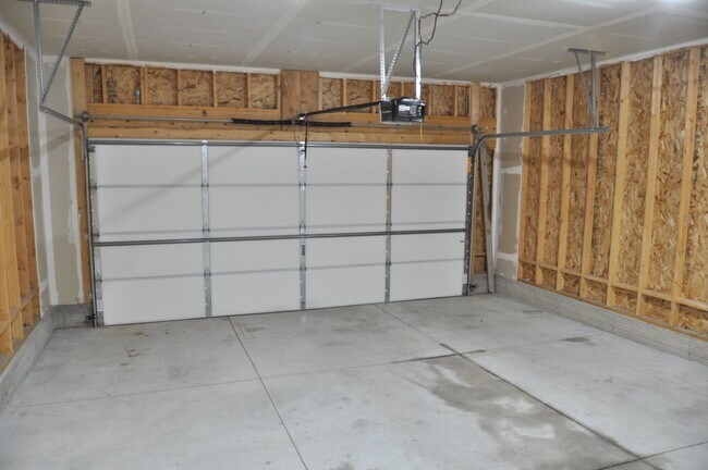 Foto del edificio - New 4 Bedroom • 4 Bathroom Duplex at 168th & Dodge