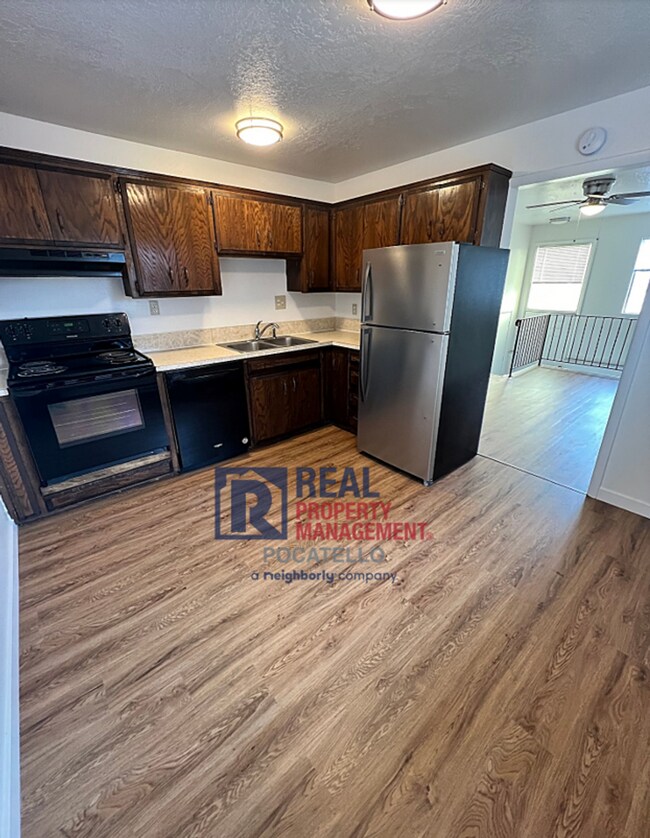 Building Photo - 3 Bed 2 Bath Townhome - 1 Car Garage - HAL...