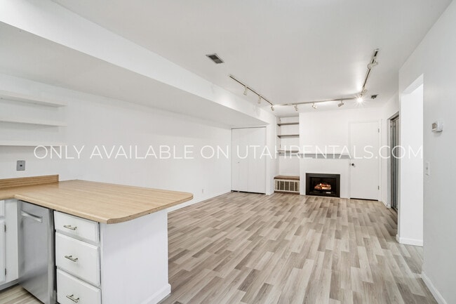 Building Photo - 1639 Woodland Dr