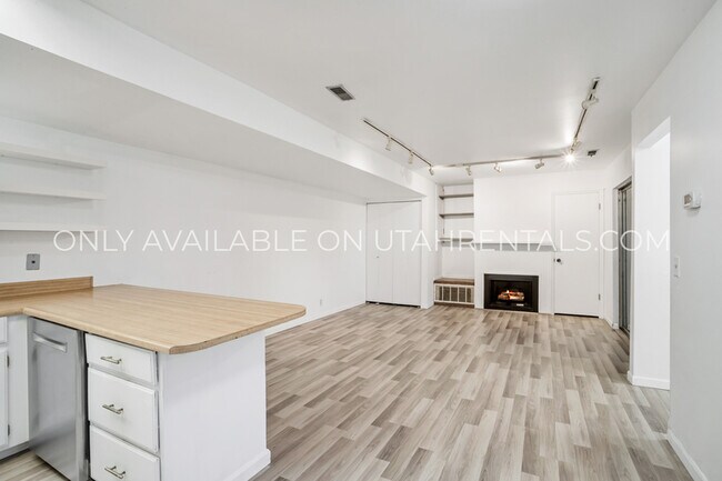 Foto del edificio - 1639 Woodland Dr