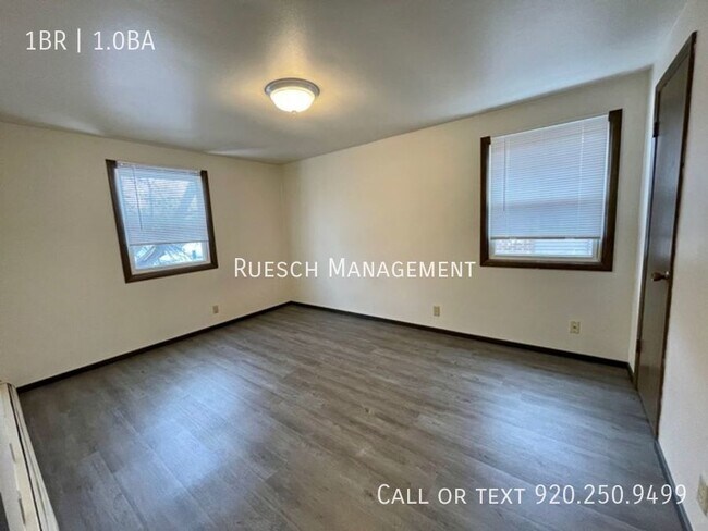 Building Photo - Recently Renovated 1 Bedroom 1 Bath Apartm...