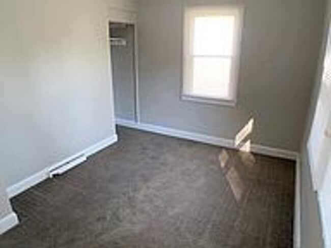 Building Photo - Freshly Painted 2 Bed 1 Bath-Connersville