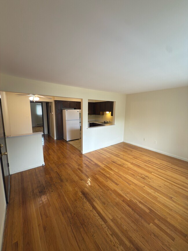 Foto del edificio - 5093 Mansfield Ave