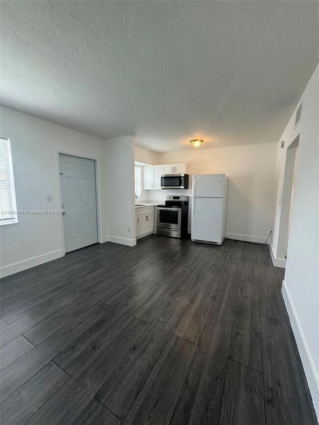 Foto del edificio - 2150 NW 24th St