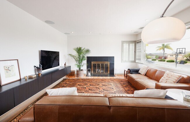 Building Photo - Del Cerro Single level Mid Century