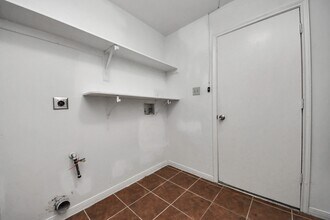 Building Photo - 2102 Rolling Glen Dr