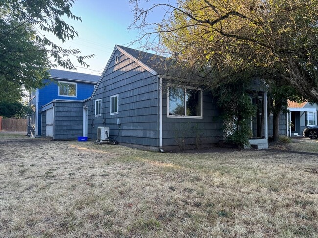 Building Photo - 3 Bedroom House Near UO Campus