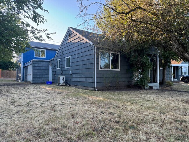 Foto del edificio - 3 Bedroom House Near UO Campus