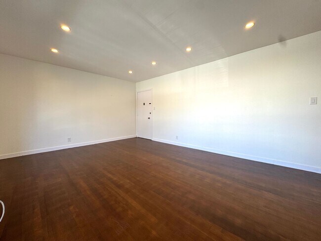 Building Photo - Fully Renovated 2-Bedroom in Prime West Ho...