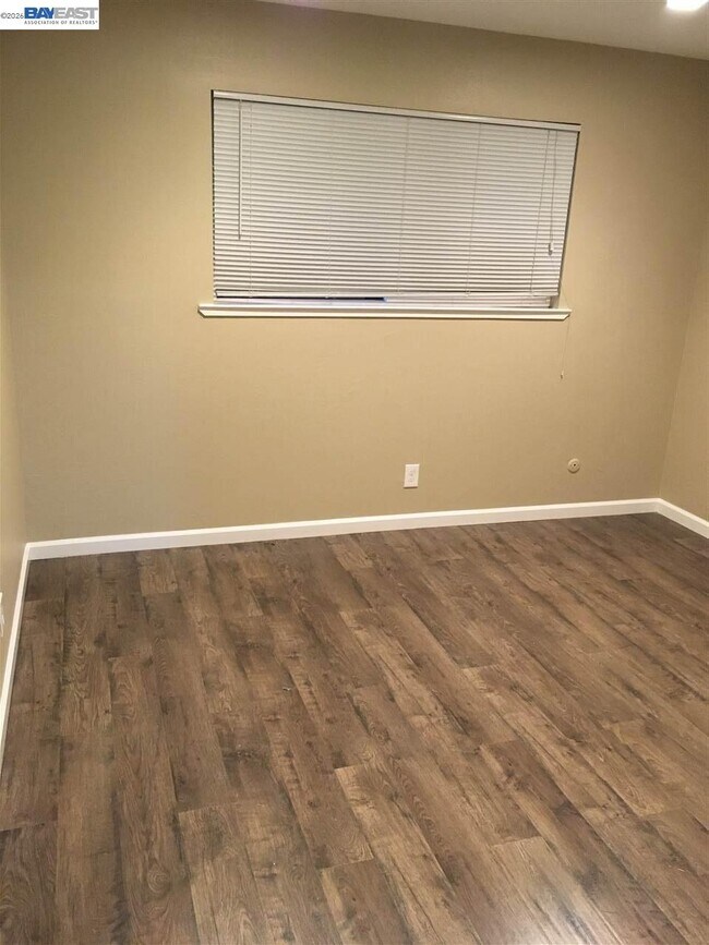 Foto del edificio - 1581 Mendenhall Dr