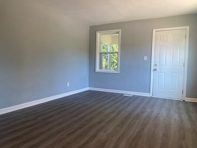 Foto del edificio - 2 Bedroom 1 Bath Brick home