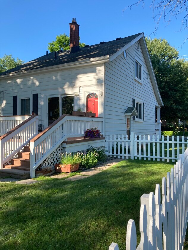 Entrance and deck - 576 Notre Dame St