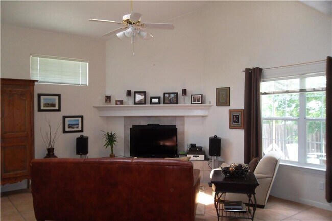 Building Photo - Great 3 bedroom 2.5 bath home w/2 car atta...