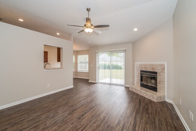 Foto del edificio - 7955 Ortega Bluff Pkwy