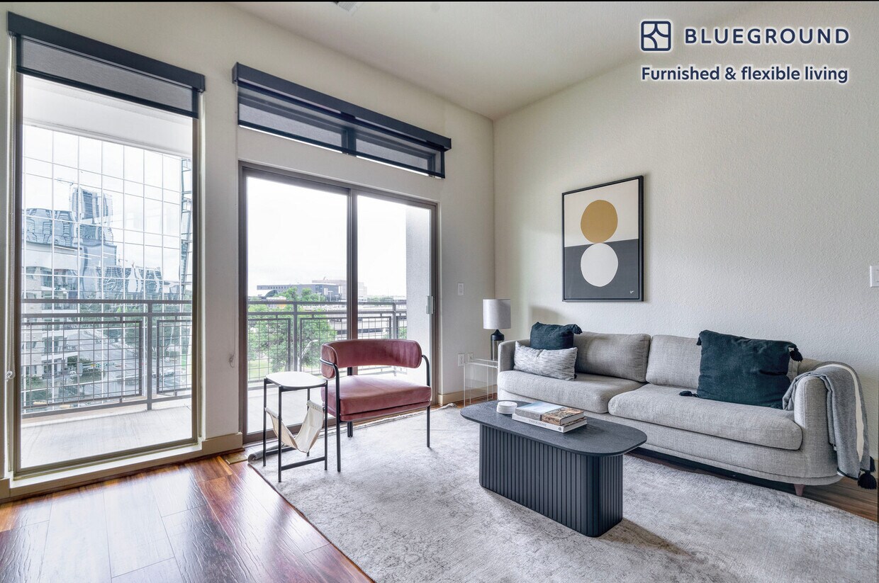 Foto principal - 422 W Riverside Dr