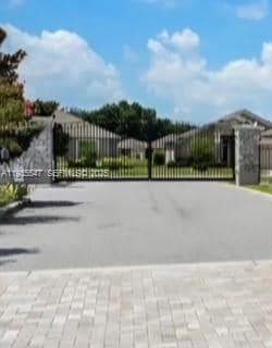 Foto del edificio - 8240 Campbell Xing Wy