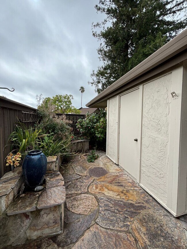 Foto del edificio - Upper Westside Santa Cruz | 2BD/1BA Condo | Pool, Patio & Parking