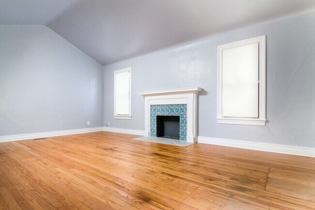 Foto del edificio - 2 Bed 1 Bath Detached 2 Car Garage in Denn...