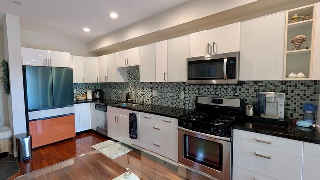 Building Photo - 940 Elden Ave