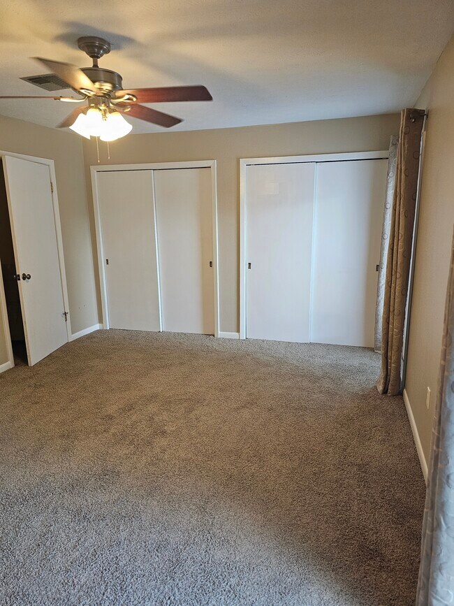 Vista del dormitorio principal hacia los armarios. - 117 28th St