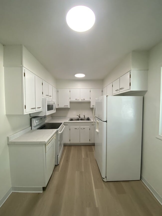 Building Photo - 632 Meadow Pl