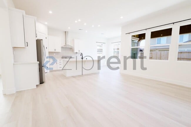 Building Photo - Unit