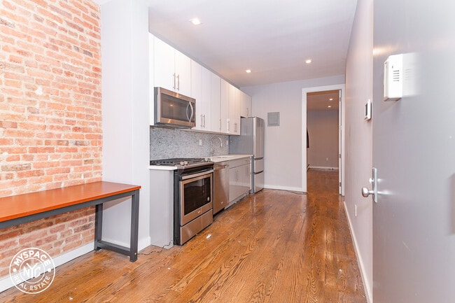 Building Photo - 257 Linden St