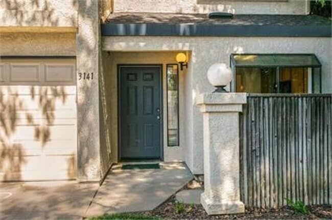 Building Photo - Great 2 bedroom, 1.5 bath in South Davis for September move in!