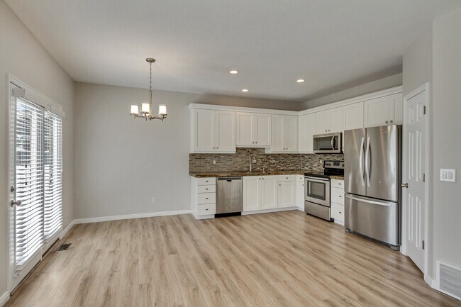 Cocina y comedor - 1643 W. Wynview Lane