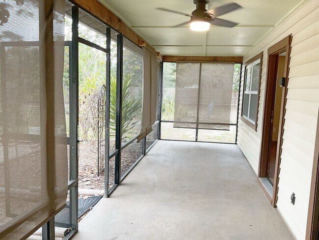 Foto del edificio - 2BD 1BTH Duplex w/Expansive yard and scree...