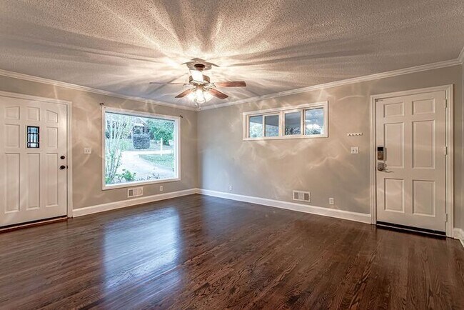 Foto del edificio - Adorable 3 Bedroom 1 Bathroom Recently Ren...