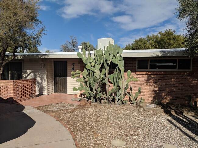 Building Photo - 3 Bedrooms 2 Bath Eastside Rental