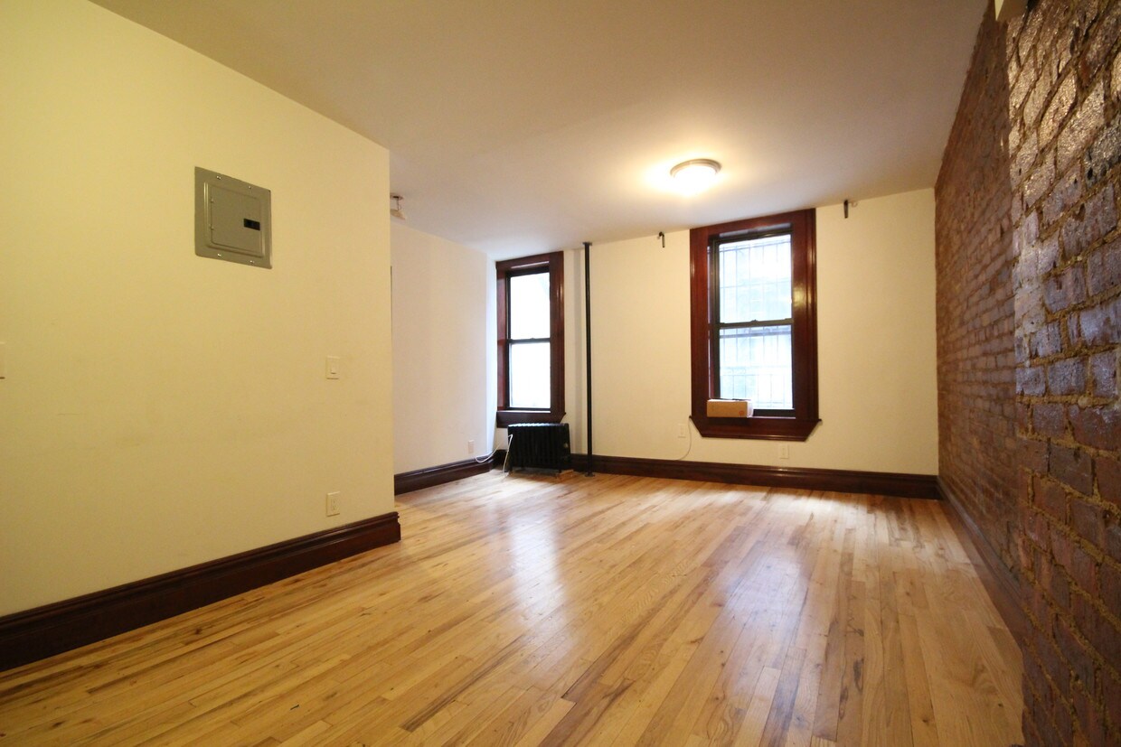 Primary Photo - 112 E 97th St