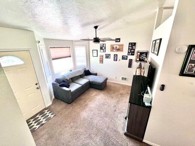 Foto del edificio - 841 Wildrose Ln