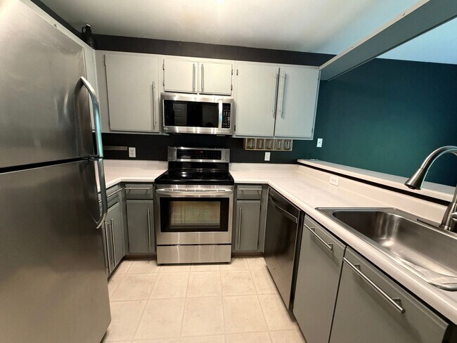Foto del edificio - Updated 2BD/2BA Condo with Green Space Views & Covered Parking