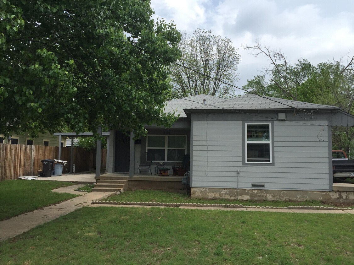 Primary Photo - 206 Merritt St